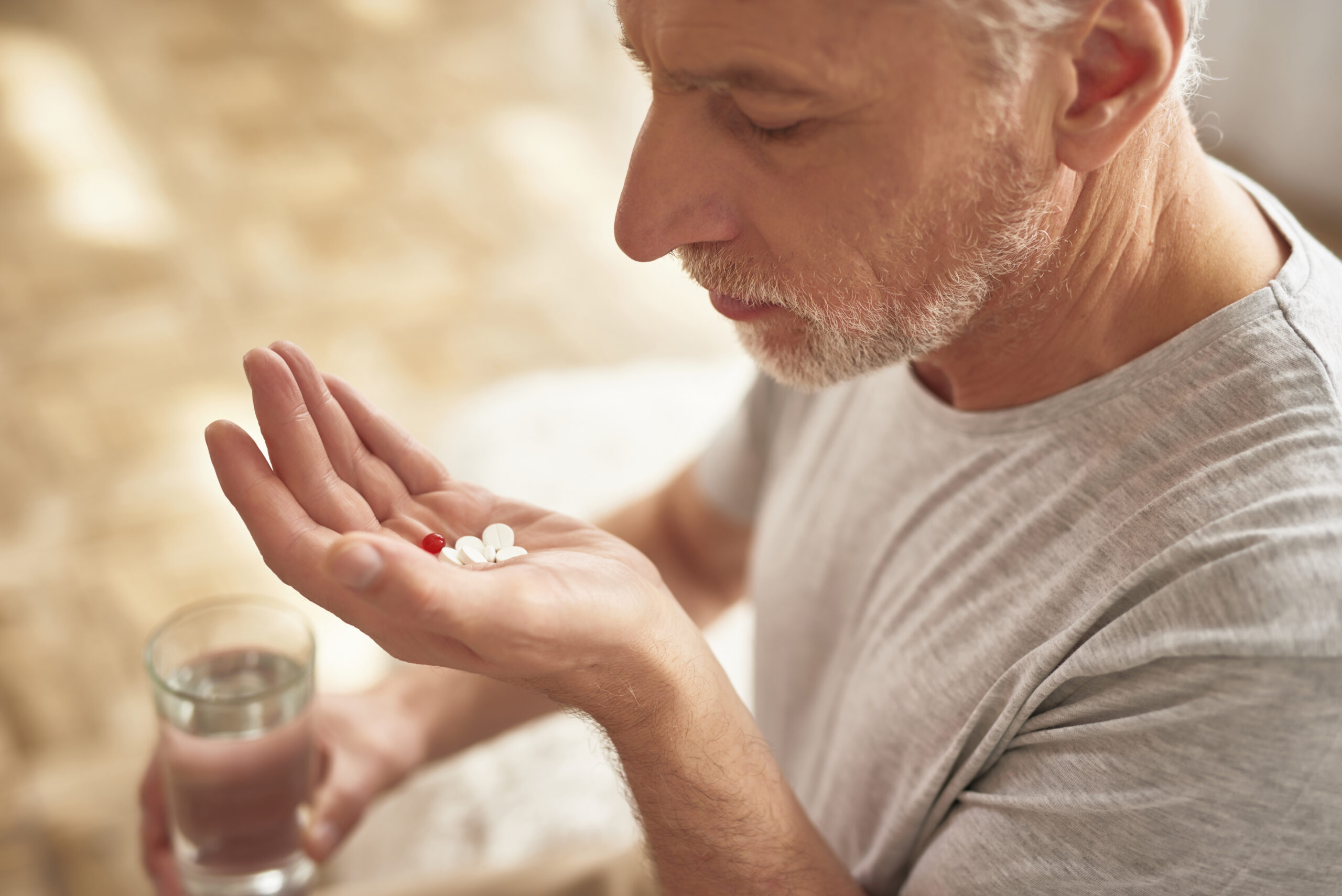 Leia mais sobre o artigo Os Riscos do Uso Prolongado de Medicamentos para HPB: O Que Ninguém Te Conta!